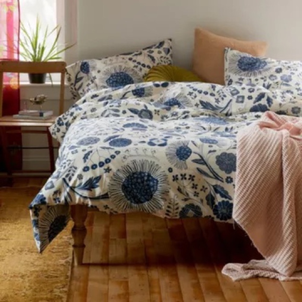 Urban Outfitters Shelby Contrast Woodblock Floral Duvet Set (sz. Twin XL)